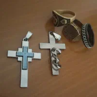 انگشتر و پلاک صلیب