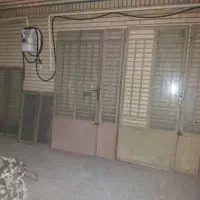 تعدادی درب و پنجره دست دوم بدون چهارچوب