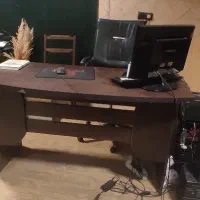 میز مدریت و کامپیوتر