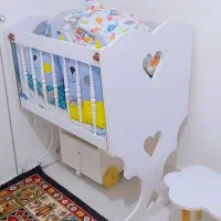 تخت کنار مادر