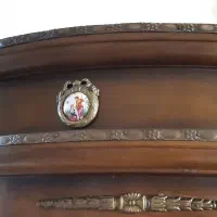 ویترین چوب کار شده با برنج سنگین با وسایل داخلش|بوفه، ویترین، کنسول|پاکدشت, شهرک امام رضا|دیوار