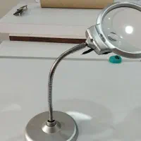 ذره بین پایه دار