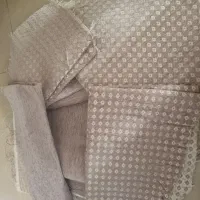 سر قیچی و تکه پارچه مبلی در دو طرح