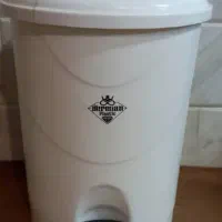 سطل زباله و جاکلیدی و گل مصنوعی