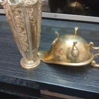 یک عدد گلدان خیلی  قدیمی یک سس خوری  خیلی قدیمی