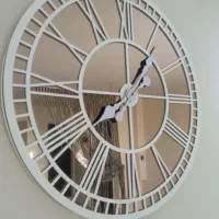 ساعت دیواری آینه ای و لوستر چوبی