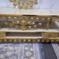 میز تلویزیون و ساعت برنزی