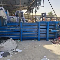 یک دستگاه لیفتراک و دستگاه پرس