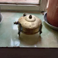 زیر چراغ نفتی قدیمی