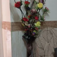 گلدان شیشه ای بزرگ با گل