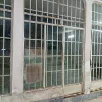 دو لنگه درب آلمینیوم سالم و چهارلنگه درب آهنی
