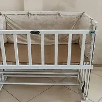 تخت گهواره دار کنار مادر