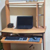 میز کامپیوتر و صندلی چرخ‌دار