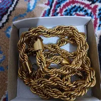 گردبند  رنگ طلایی رنگ ثابت به ضمانت میدم