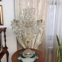 شمعدان بزرگ کنار سالنی