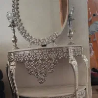 آیینه و شمعدان و میز
