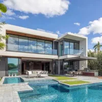 هم خونه میشم. خونه ندارم.