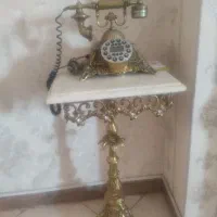 میز وتلفن برنج و وسایل تزیینی خونه