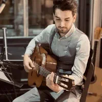 آموزش گیتار و خوانندگی آنلاین