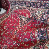 فرش کناره ی قرمزتمیزبدون پارگی یاسوختگی