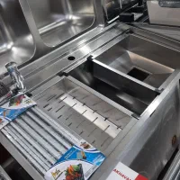 آبشاری آبچکان پشت پنجره سینک پیانویی باکسی|آبچکان و نظمدهنده ظروف|قدس, شهرقدس|دیوار