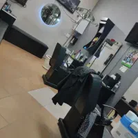 دکور ارایشگاه سرشور ،صندلی کار و مبل و میز نشیمن