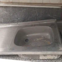 2عدد میز. 1عدد ترازو. 2 عدد سینک. 2عدد پنکه