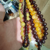 تعدادی تسبیح و دستبند