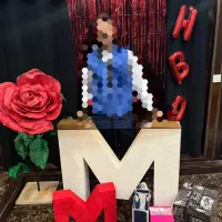 استند حروف لاتین با گل رز مصنوعی بزرگ