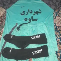 یک عدد لباس ورزشی همراه جوراب