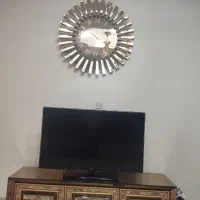 میز تلویزیون و ساعت