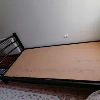 تخت یکنفره فلزی با کفی