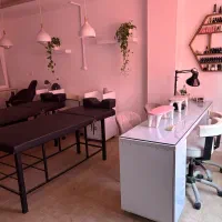 اجاره تخت مژه و پاکسازی پوست و رنگمو ناخن وکراتبن