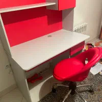 میز تحریر و کامپیوتر