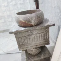 روشویی کاملا سالم همراه باشیر وتوالت فرنگی .