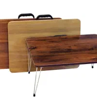 میز تحریر نشسته