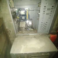 تعدادی کیس کامپیوتر با برد و خالی
