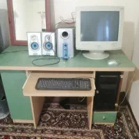 کامپیوتر به همراه میز
