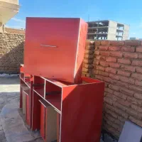دو تا میز رستورانی و یه ابچکان و یه سینک دو لگنه
