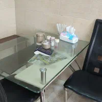 میز صندلی تمیز با وسایل