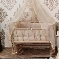 گهواره و تخت کنار مادر