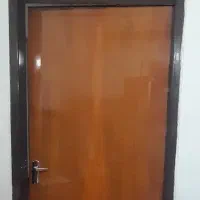 ۲ عدد در چوبی و نیم پنجره آلومینیوم کشویی
