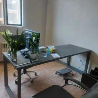 میز کار سه نفره سالم و تمیز (به دلیل جابه‌جایی)