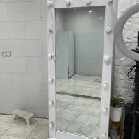 اینه هالیوودی با پایه ایستاده