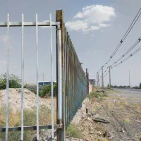 کارگاه بهمراه انباری بر جاده اصلی