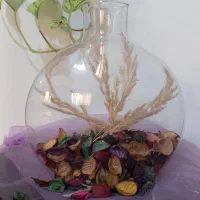 گلدان شیشه ای و گل خشک