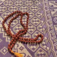تسبیح چوبی رودراکشا.