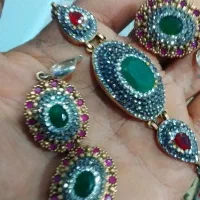 نیمست جواهراتی یاقوت و زمرد   ۶۰ گرم و دستبند نقره