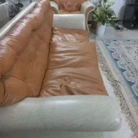 مبل راحتی هفت نفره تمام چرم. به همراه عسلی و میز