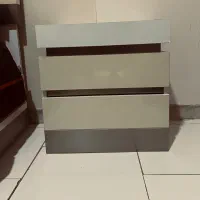 یک عدد پاتختی و صندلی آرایش